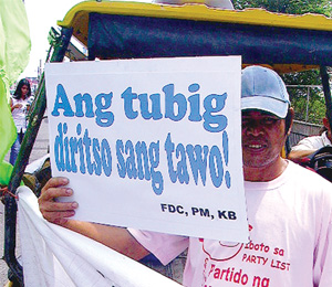 Members of FDC-Iloilo and its allied groups hold a picket to protest the privatization of the Metro Iloilo Water District.