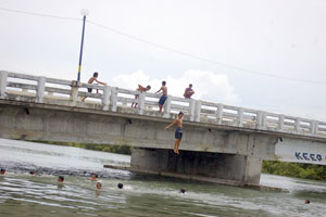 COOLING DOWN. Boys enjoy a swim at the Iloilo River along Nabitasan Road on a weekday noon.