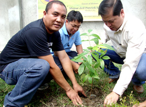 TREE FOR LIFE. Newly installed Iloilo City Hall Press Corps president Richard Sombero and outgoing president Bert Ladera (behind) assist Mayor Jed Patrick Mabilog in planting a tree at the Calajunan Dumpsite last Friday. 
