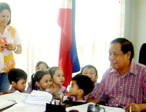 KIDS COMPANY. Pre-schoolers from the Iloilo Provincial Capitol Drop-in Center, who are children of provincial government employees, visit Iloilo Gov. Arthur Defensor Sr. last Friday. 