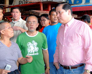 Mayor Jed Patrick Mabilog talks to Iloilo Terminal Market Vendors Association officials