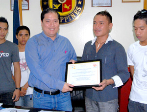 GLOBAL AWARDEE. Officers of the Kabataang Gabay sa Positibong Pamumuhay led by John Piermont Montilla receive a plaque of recognition from Mayor Jed Patrick Mabilog