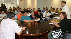 Iloilo Gov. Arthur Defensor Sr. tells mayors to prioritize to the campaign against dengue