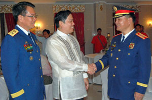 Iloilo City Mayor Jed Patrick Mabilog congratulates Senior Supt. Dennis Basngi