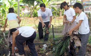 Teacher Yves Guillergan and his pupils from Rizal Elementary School in Iloilo City