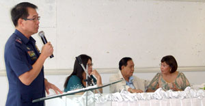 Chief Supt. Samuel Pagdilao, police regional director, gives a lecture on the dynamics of a crime/hostage situation to municipal mayors and police chiefs of Iloilo province,