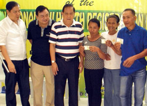 Iloilo City Mayor Jed Patrick Mabilog, Rep. Jerry Treñas, and Iloilo Gov. Arthur Defensor with some recipients of PhilHealth cards.