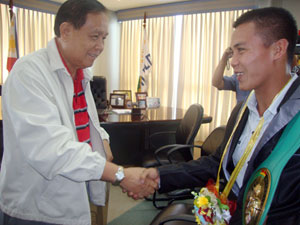 Gov. Arthur Defensor Sr. welcomes WBC international strawweight champion Denver Cuello of Cabatuan