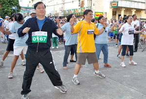 Iloilo City Mayor Jed Patrick Mabilog, Vice Mayor Jose Espinosa III and Rosalie Treñas, wife of Rep. Jerry Treñas, do warm ups before the start of the Run for Bantay Bata 163 Iloilo recently.