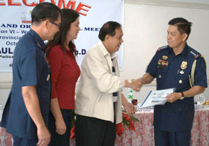 Iloilo Gov. Arthur Defensor Sr. welcomes Philippine National Police Chief Raul Bacalzo (right)