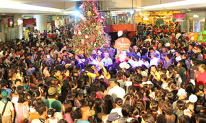 Mall goers flock to the Grand Christmas Launch of SM City Iloilo