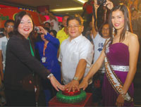 SM City Iloilo Mall Manager Majella Libo-on, Vice Mayor Joe Espinosa III and Miss Dinagyang 2010 Angelie Joy Golingay.