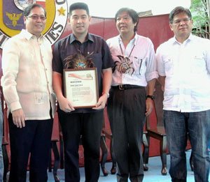 Iloilo City Mayor Jed Patrick Mabilog (left) with Edgar “Injap” Sia II,