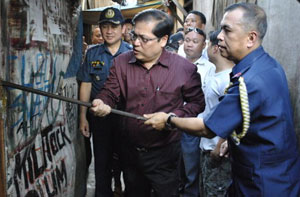 Iloilo City Mayor Jed Patrick Mabilog and Chief Supt. Cipriano Querol Jr. lead the demolition